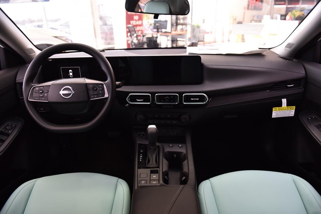 Nissan Sentra Vehicle Image 09