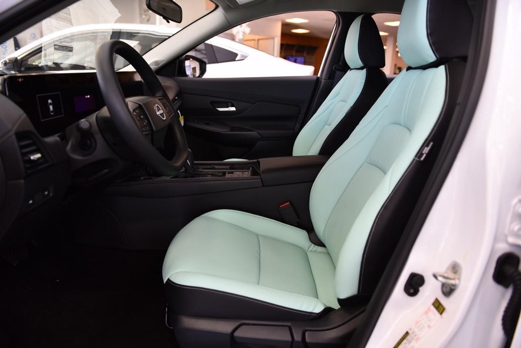 Nissan Sentra Vehicle Image 16