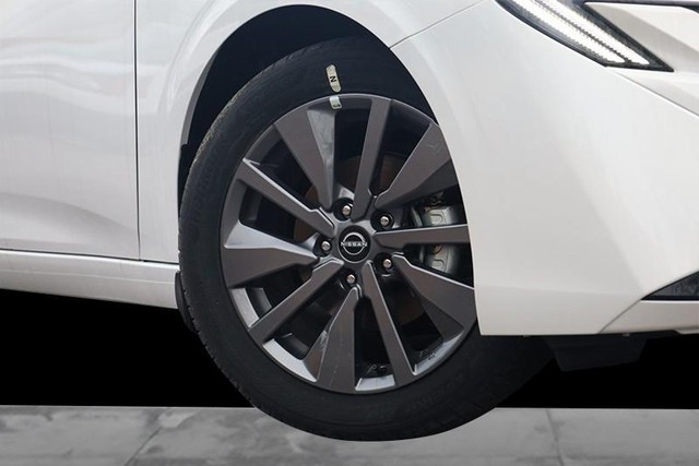 Nissan Sentra Vehicle Image 03