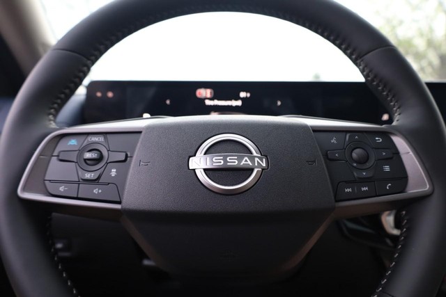 Nissan Sentra Vehicle Image 09