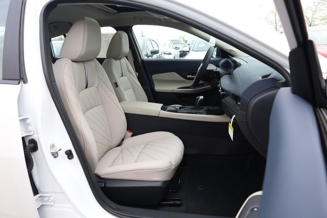 Nissan Sentra Vehicle Image 25