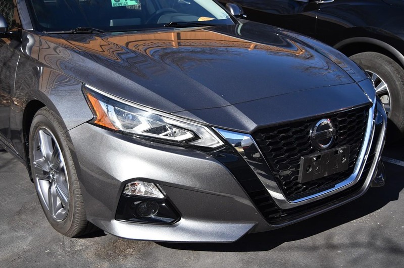 Nissan Altima Vehicle Full-screen Gallery Image 2