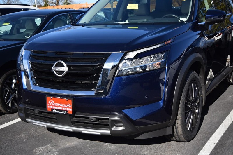 Nissan Pathfinder Vehicle Full-screen Gallery Image 2