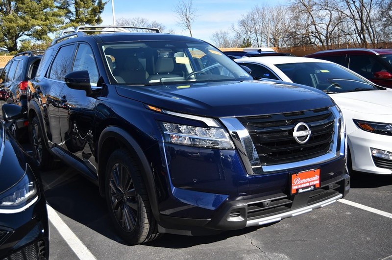 Nissan Pathfinder Vehicle Full-screen Gallery Image 4