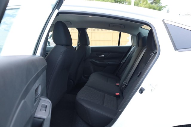 Nissan Sentra Vehicle Image 21