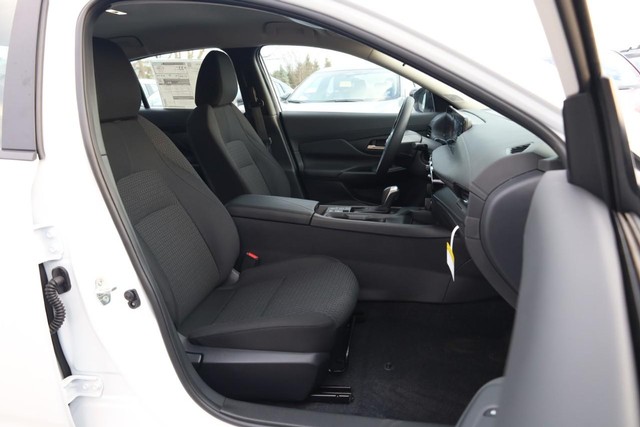 Nissan Sentra Vehicle Image 25