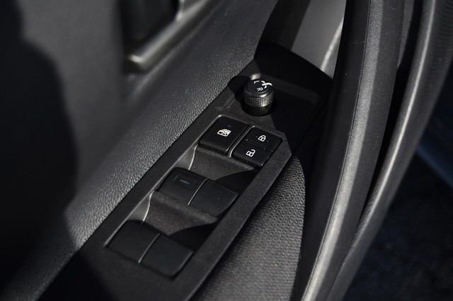 Toyota Corolla Vehicle Image 09