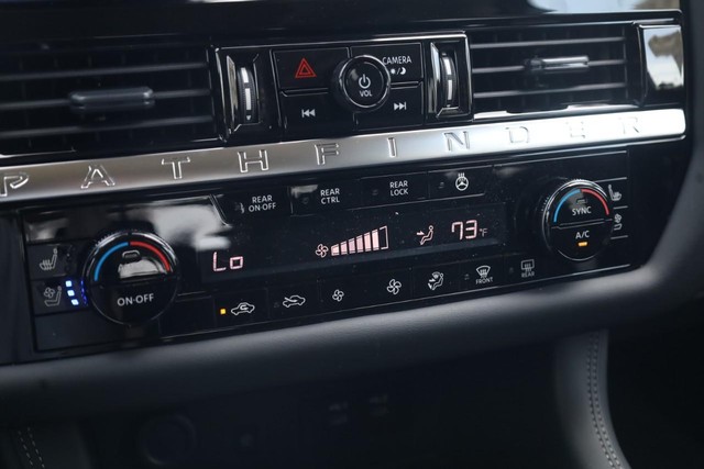 Nissan Pathfinder Vehicle Image 17
