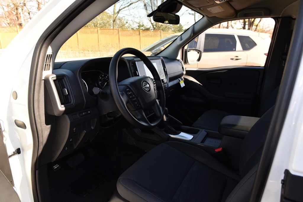 Nissan Frontier Vehicle Image 09