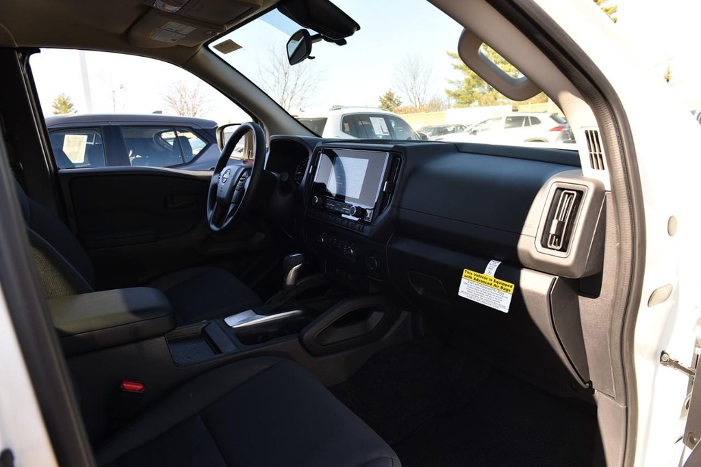 Nissan Frontier Vehicle Image 10