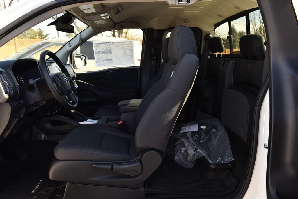 Nissan Frontier Vehicle Image 11