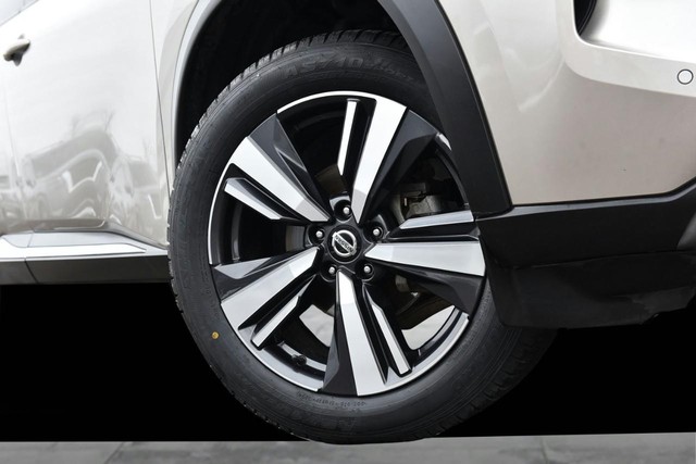 Nissan Rogue Vehicle Image 03