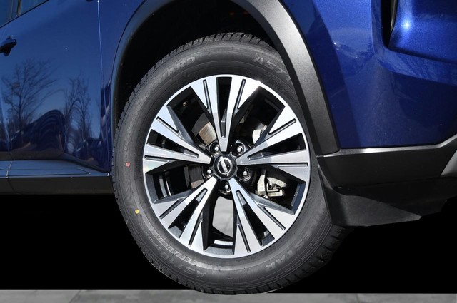 Nissan Rogue Vehicle Image 03