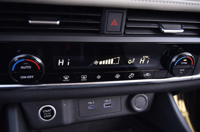 Nissan Rogue Vehicle Image 15