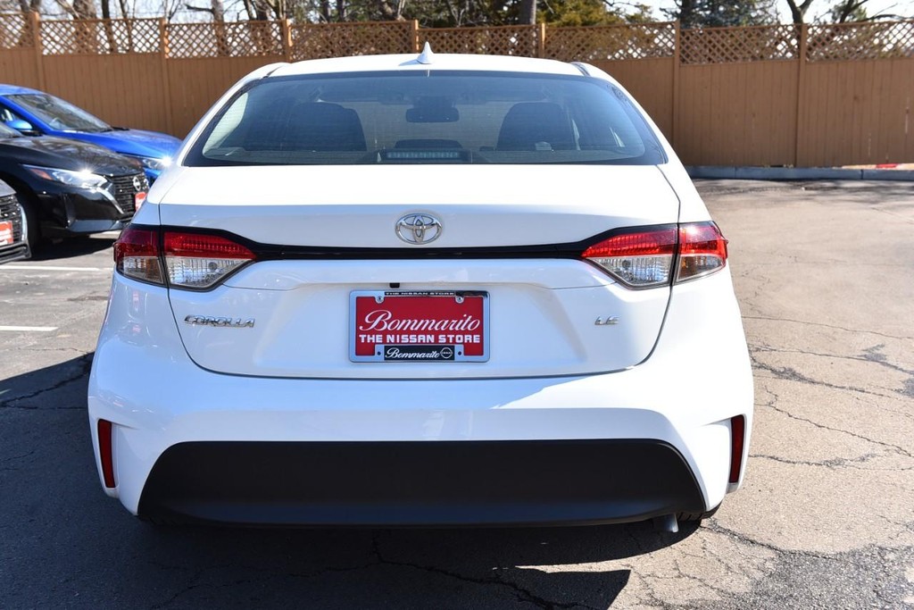 Toyota Corolla Vehicle Full-screen Gallery Image 4