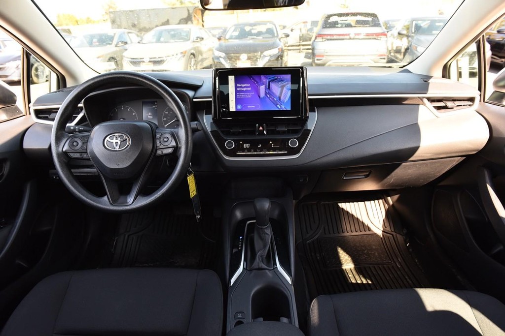 Toyota Corolla Vehicle Full-screen Gallery Image 6