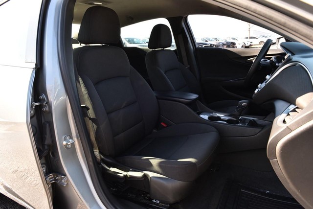 Chevrolet Malibu Vehicle Full-screen Gallery Image 19