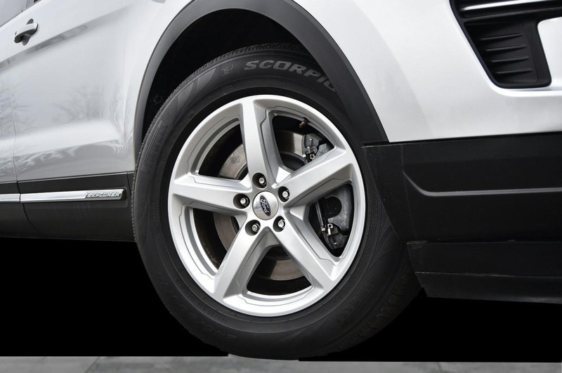 Ford Explorer Vehicle Full-screen Gallery Image 03