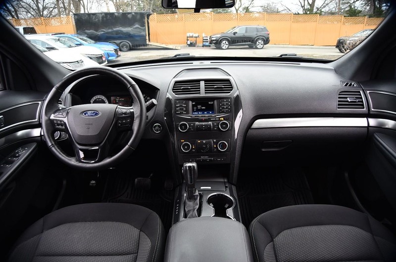 Ford Explorer Vehicle Full-screen Gallery Image 08