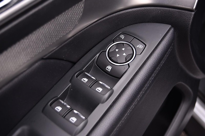 Ford Explorer Vehicle Full-screen Gallery Image 09