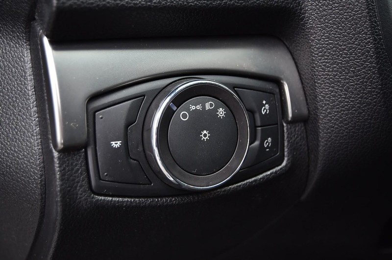 Ford Explorer Vehicle Full-screen Gallery Image 11