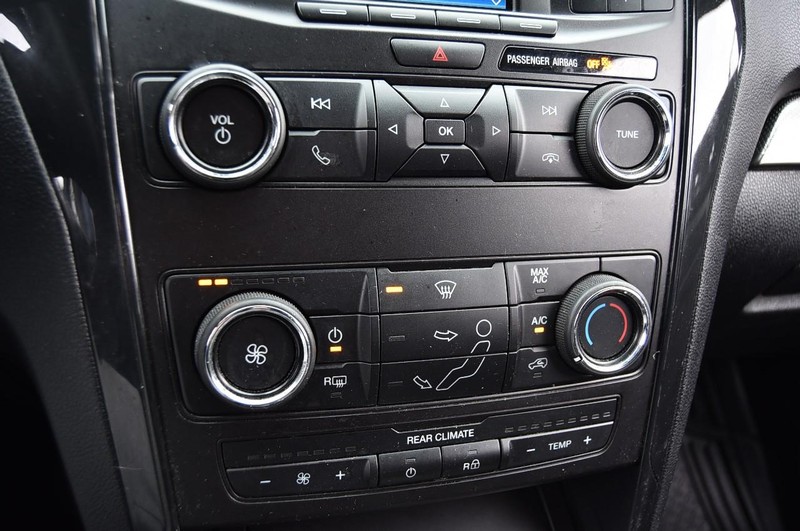 Ford Explorer Vehicle Full-screen Gallery Image 15