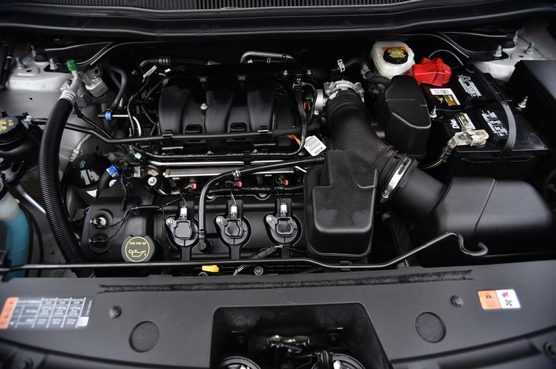 Ford Explorer Vehicle Full-screen Gallery Image 24