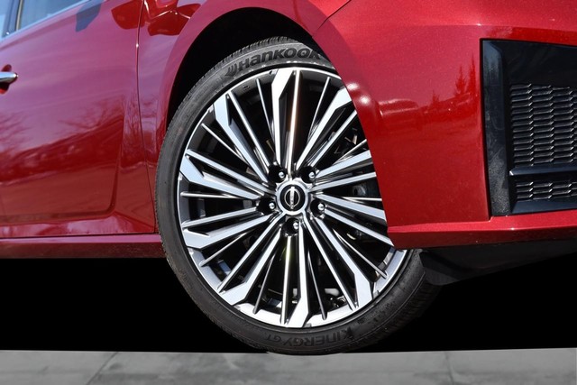 Nissan Altima Vehicle Image 03