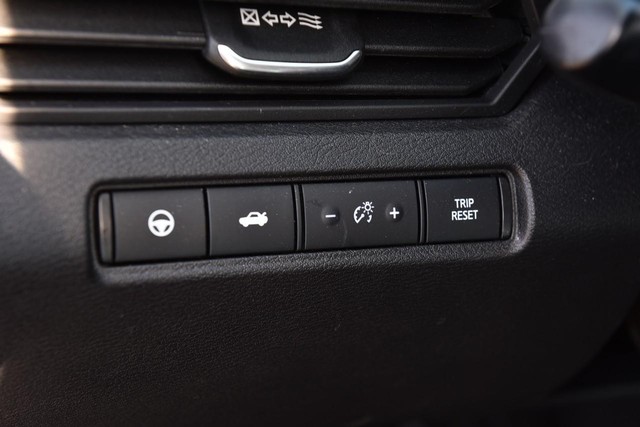 Nissan Altima Vehicle Image 11