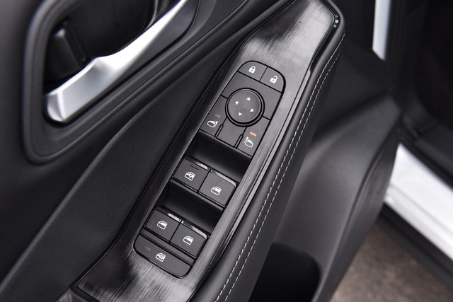 Nissan Rogue Vehicle Image 09