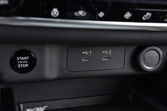 Nissan Rogue Vehicle Image 16