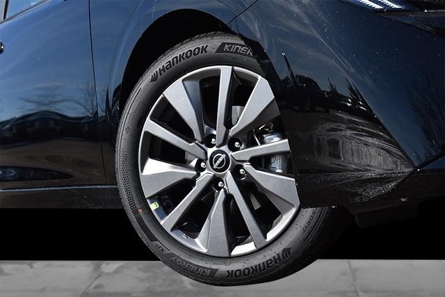 Nissan Sentra Vehicle Full-screen Gallery Image 3