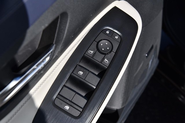 Nissan Sentra Vehicle Full-screen Gallery Image 9