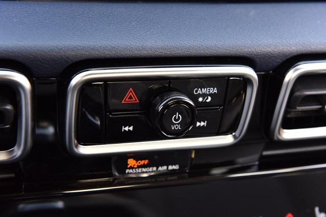 Nissan Sentra Vehicle Full-screen Gallery Image 19