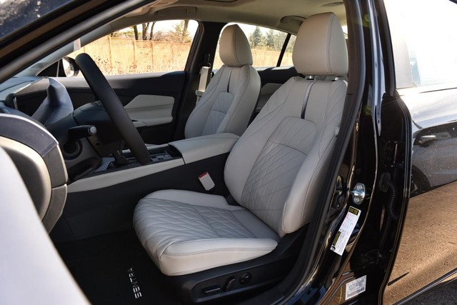 Nissan Sentra Vehicle Full-screen Gallery Image 24