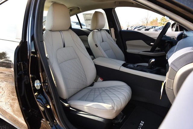 Nissan Sentra Vehicle Full-screen Gallery Image 25