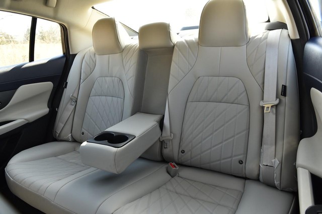 Nissan Sentra Vehicle Full-screen Gallery Image 27