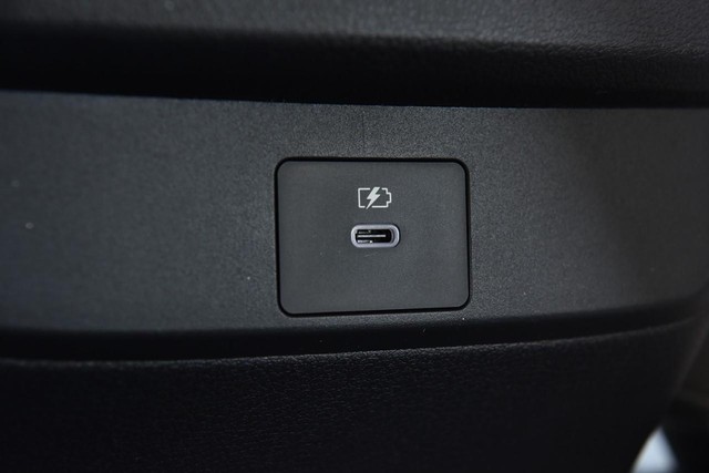 Nissan Sentra Vehicle Full-screen Gallery Image 28