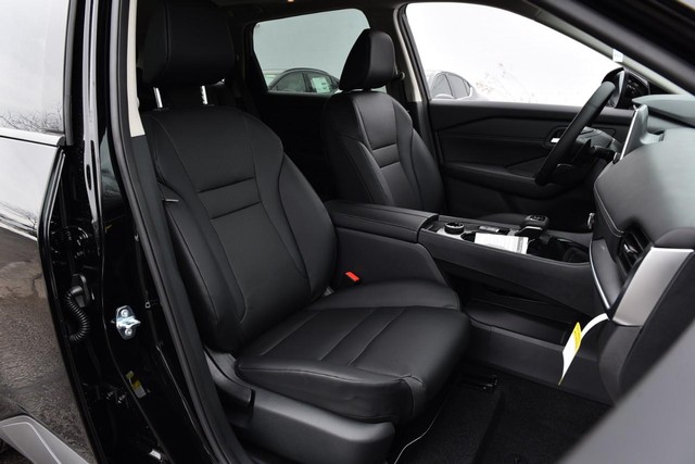 Nissan Rogue Vehicle Image 23