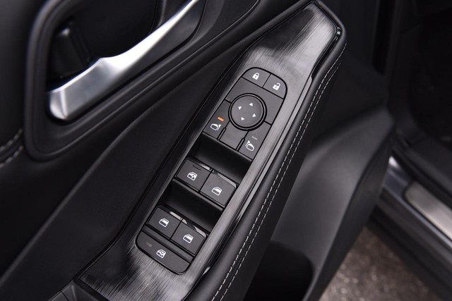 Nissan Rogue Vehicle Image 09