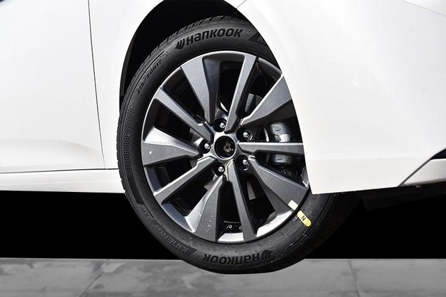 Nissan Sentra Vehicle Image 03