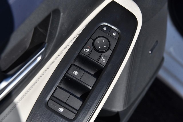 Nissan Sentra Vehicle Image 09