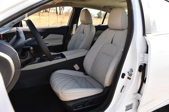 Nissan Sentra Vehicle Image 24