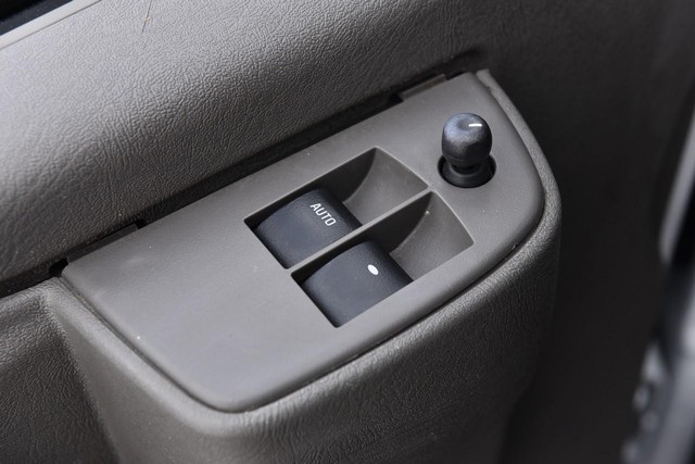 GMC Savana Cargo Van Vehicle Image 10