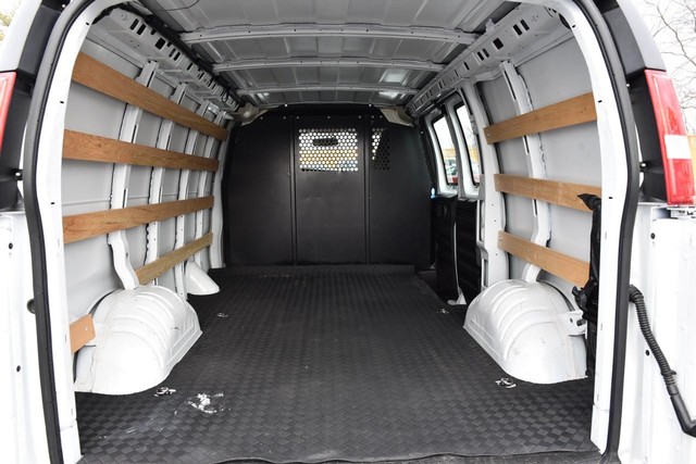 GMC Savana Cargo Van Vehicle Image 22