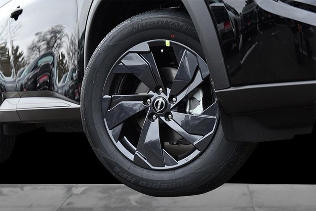 Nissan Rogue Vehicle Full-screen Gallery Image 3