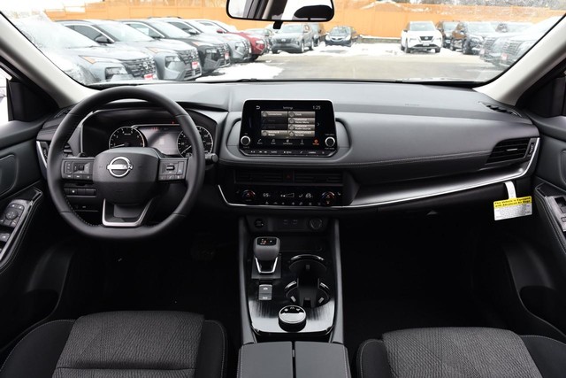 Nissan Rogue Vehicle Full-screen Gallery Image 8