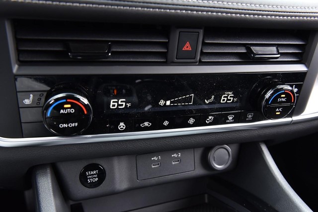 Nissan Rogue Vehicle Full-screen Gallery Image 15