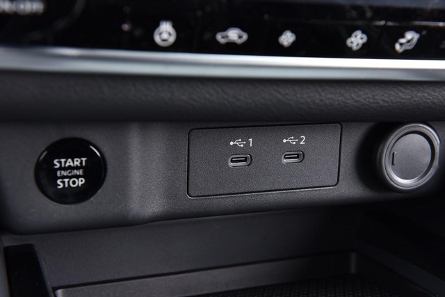 Nissan Rogue Vehicle Full-screen Gallery Image 16