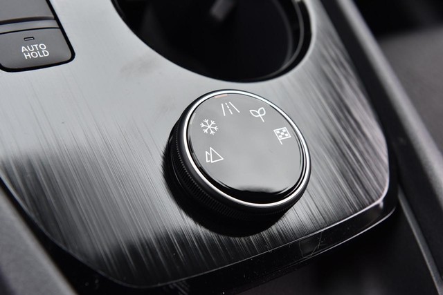 Nissan Rogue Vehicle Full-screen Gallery Image 17